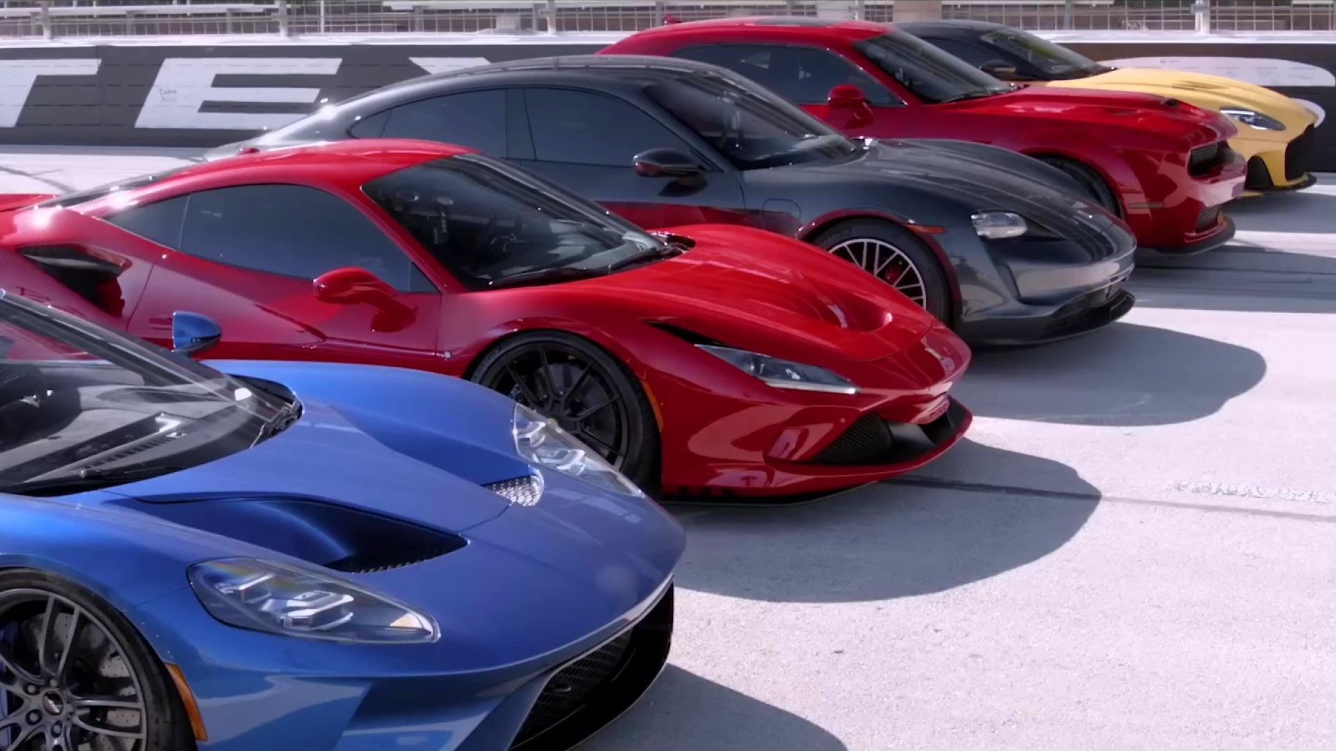 Video: nella sfida tra supercar vince l'auto che fa le riprese