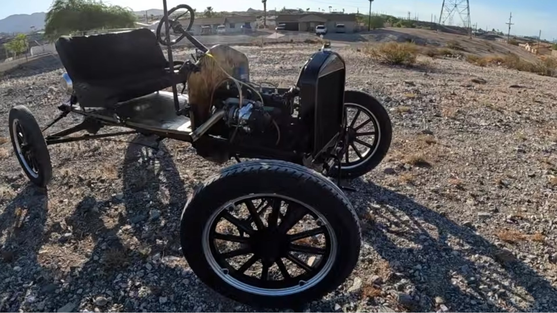 Un'auto d'epoca con turbo in azione, strada, motore, ingegnosità