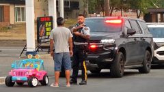 Il video dell'uomo ubriaco su Barbie Jeep giocattolo arrestato