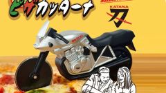 Gadget moto: una Suzuki Katana per tagliare la pizza. L'idea dal Giappone