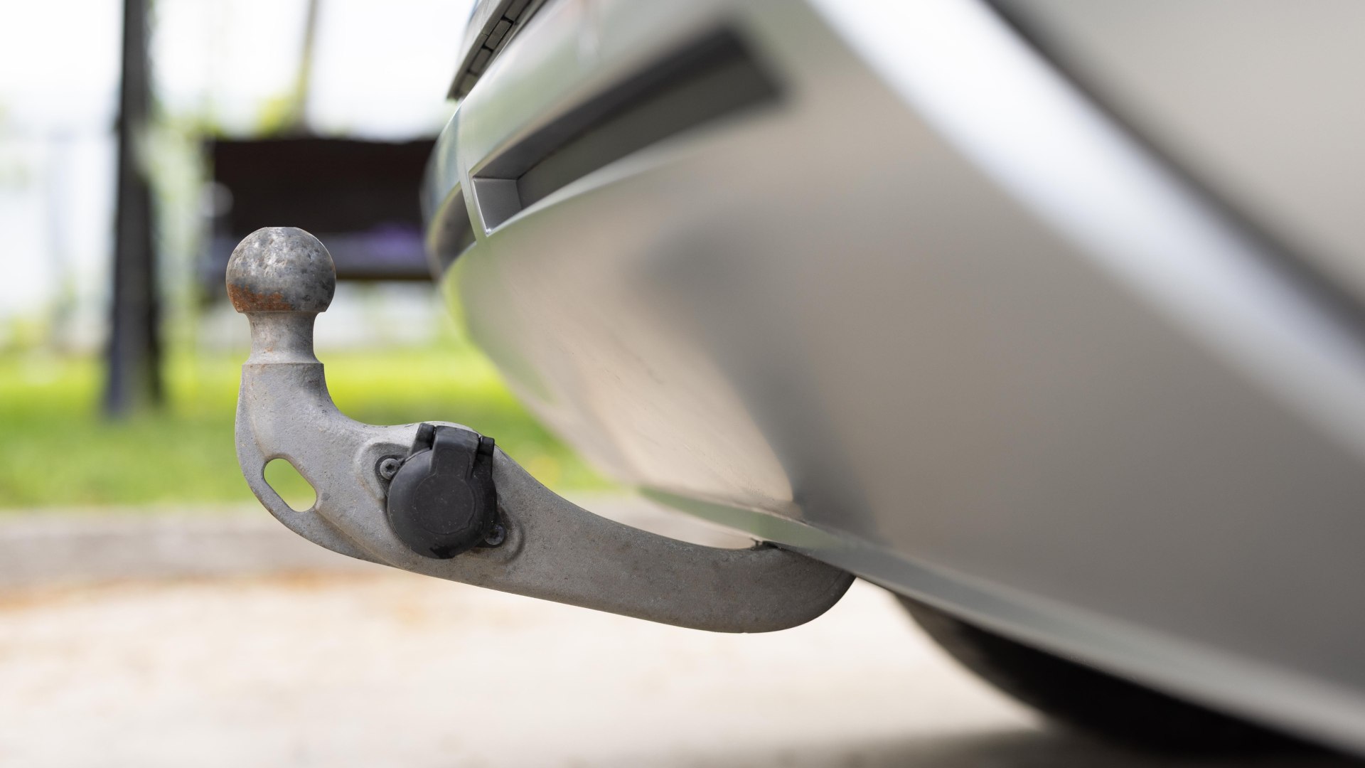 Auto con rimorchio, accessori di sicurezza e regole per il trasporto