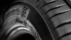 Guida alla marcatura pneumatici: DOT, codice velocit&agrave; e altre sigle