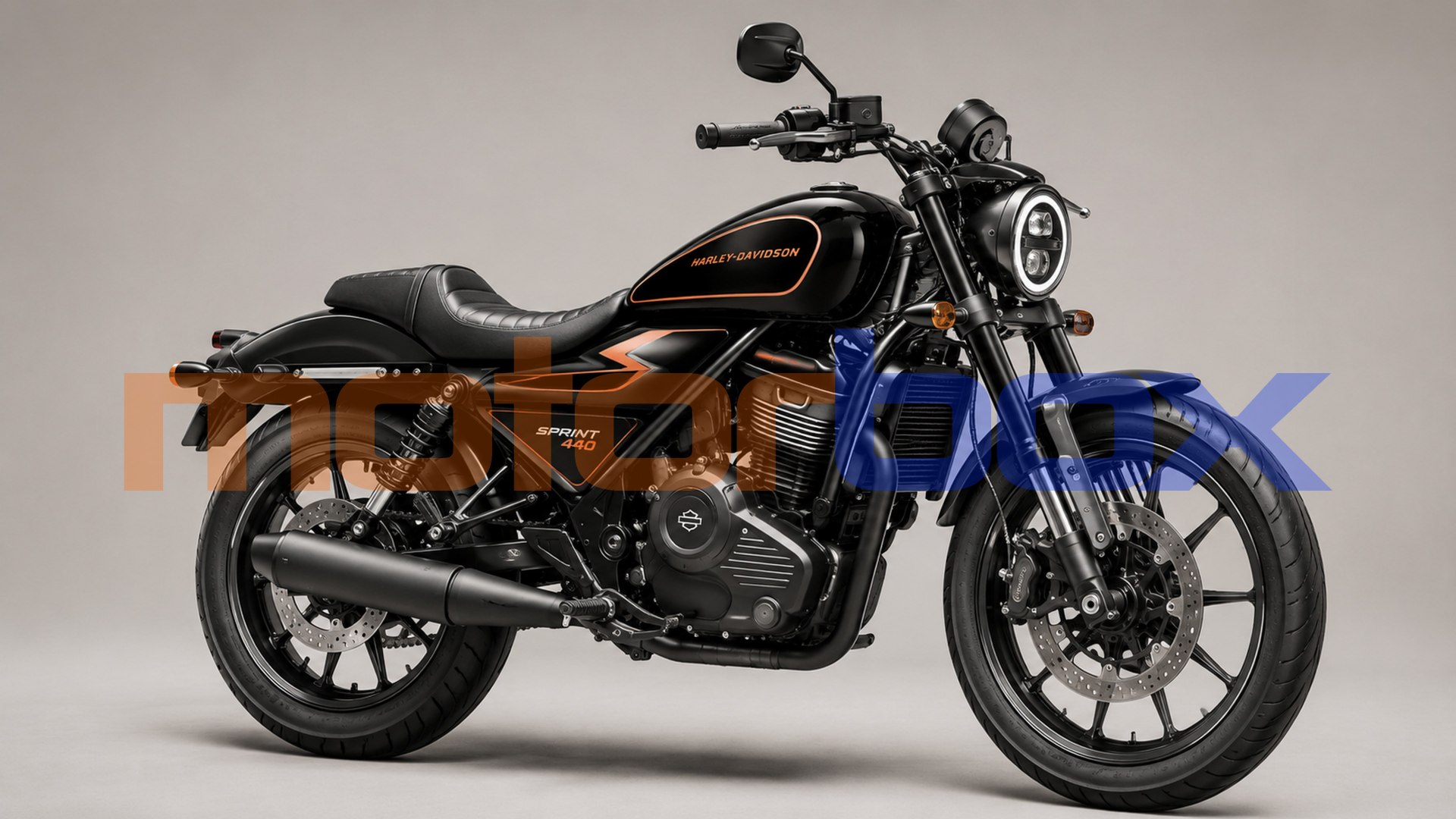 Una moto sportiva con design ispirato alla Sportster, motore monocilindrico e telaio in acciaio, in un'area di parcheggio