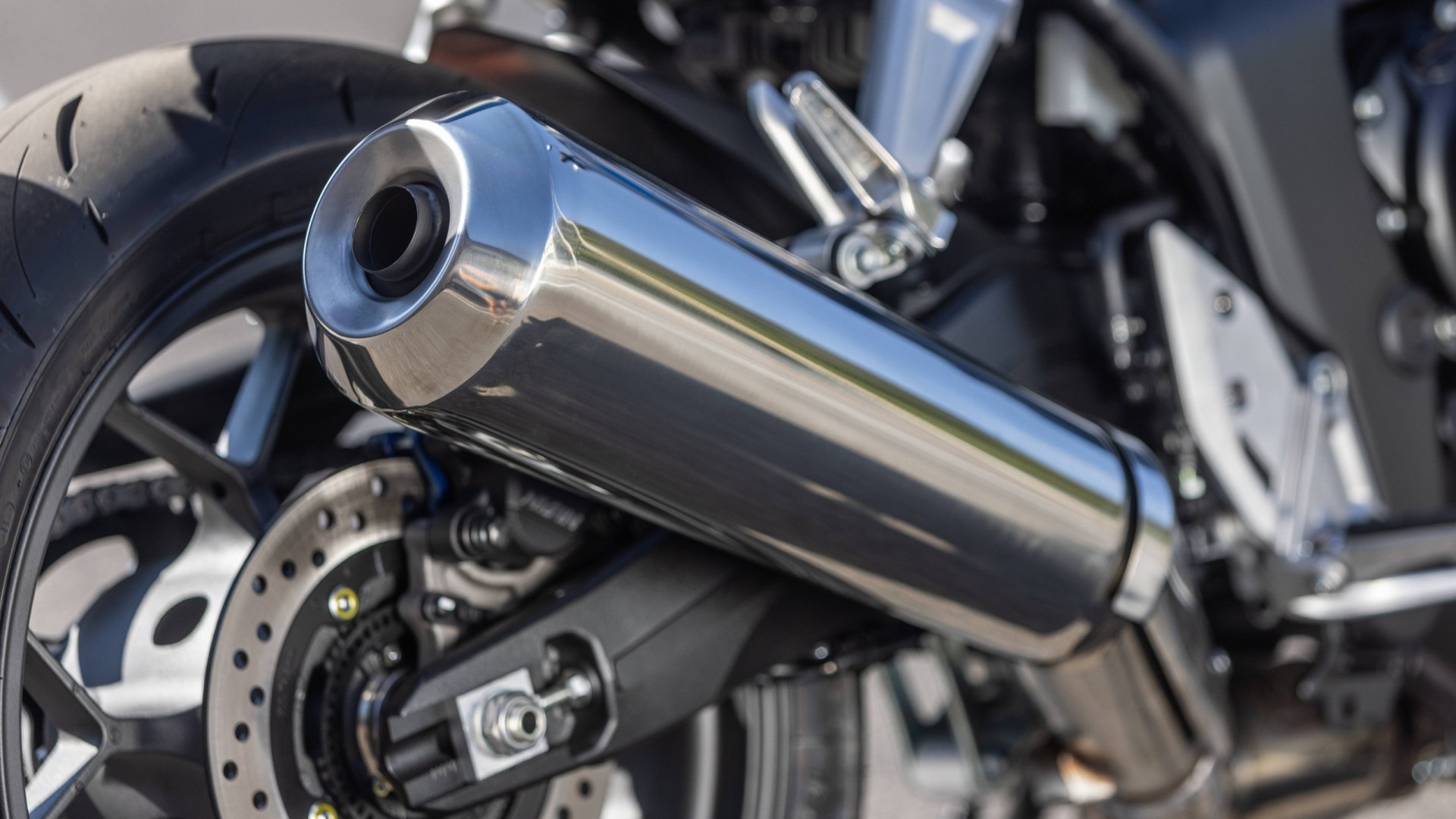 Ingegnere Honda spiega come il suono di una moto nasce dalla combustione, non dallo scarico, con esempi di modelli specifici