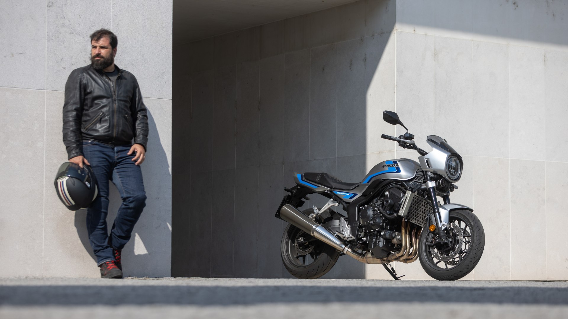 Moto con design anni '80, motore ricalibrato e sospensioni personalizzate, in strada