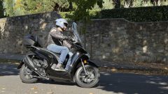 Honda SH350i 2025, test: prova, consumi, pregi e difetti