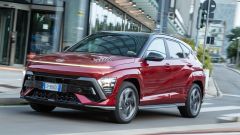 Hyundai Kona 2026: prezzi stabili. I motori e le altre novità
