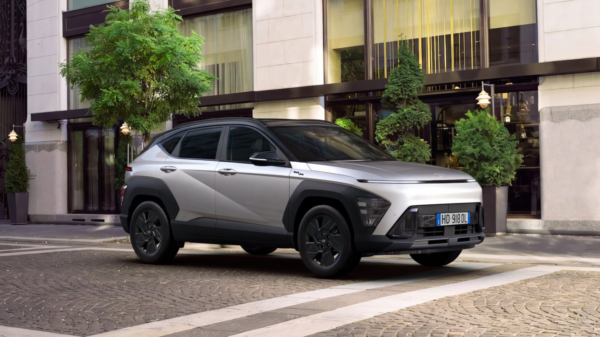Nuova Hyundai Kona Dark Line con design esclusivo per l'Italia, dotata di strumentazione digitale e sistemi ADAS avanzati