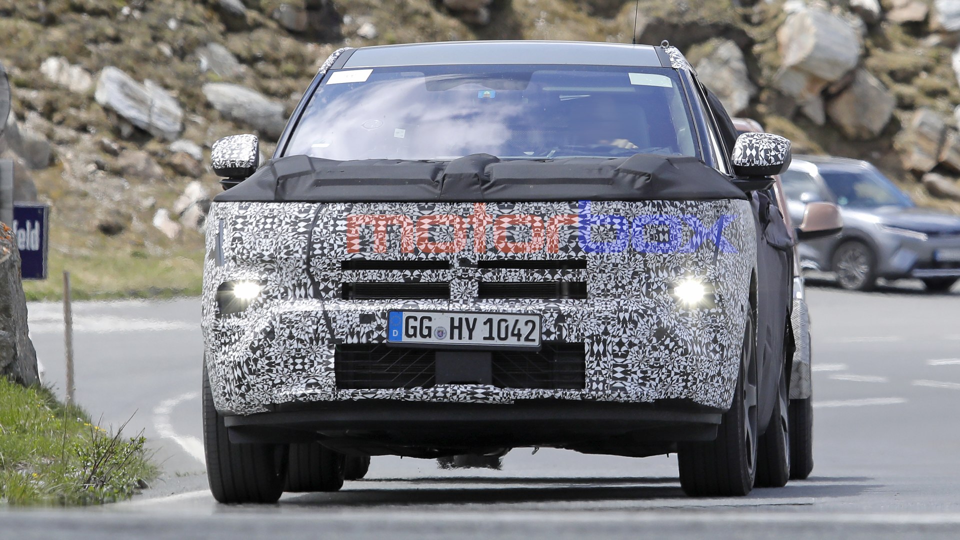 SUV Hyundai Tucson 2027 in testa, con design più squadrato e interni moderni, durante sessione di test