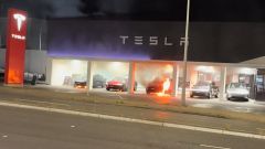 Concessionario Tesla in fiamme in Australia e no... non &egrave; quello che pensi