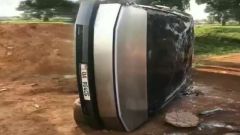 I video virali di un Tesla Cybertruck che cappotta in Uganda