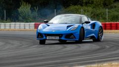 Lotus Emira Turbo SE, la prova-confronto con Lotus Elise