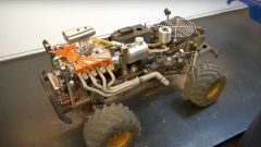 Un V8 a benzina sul truck radiocomandato: che sound! [VIDEO]