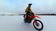 In moto a -20° per fare la scorciatoia sul mare ghiacciato: video