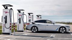 Come ricaricare l'auto elettrica a casa e in viaggio: la guida completa 2026