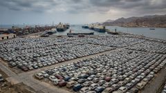 Iran: il blocco dello Stretto di Hormuz frena anche le auto usate