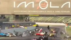 Caos a Imola: incidente al via, 15 auto coinvolte, gara annullata