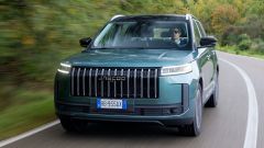 Prova Jaecoo 5 (benzina e EV): gli interni, pro e contro, i prezzi