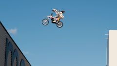 Video: Johannes Wibmer di Red Bull porta in moto la "fidanzata"