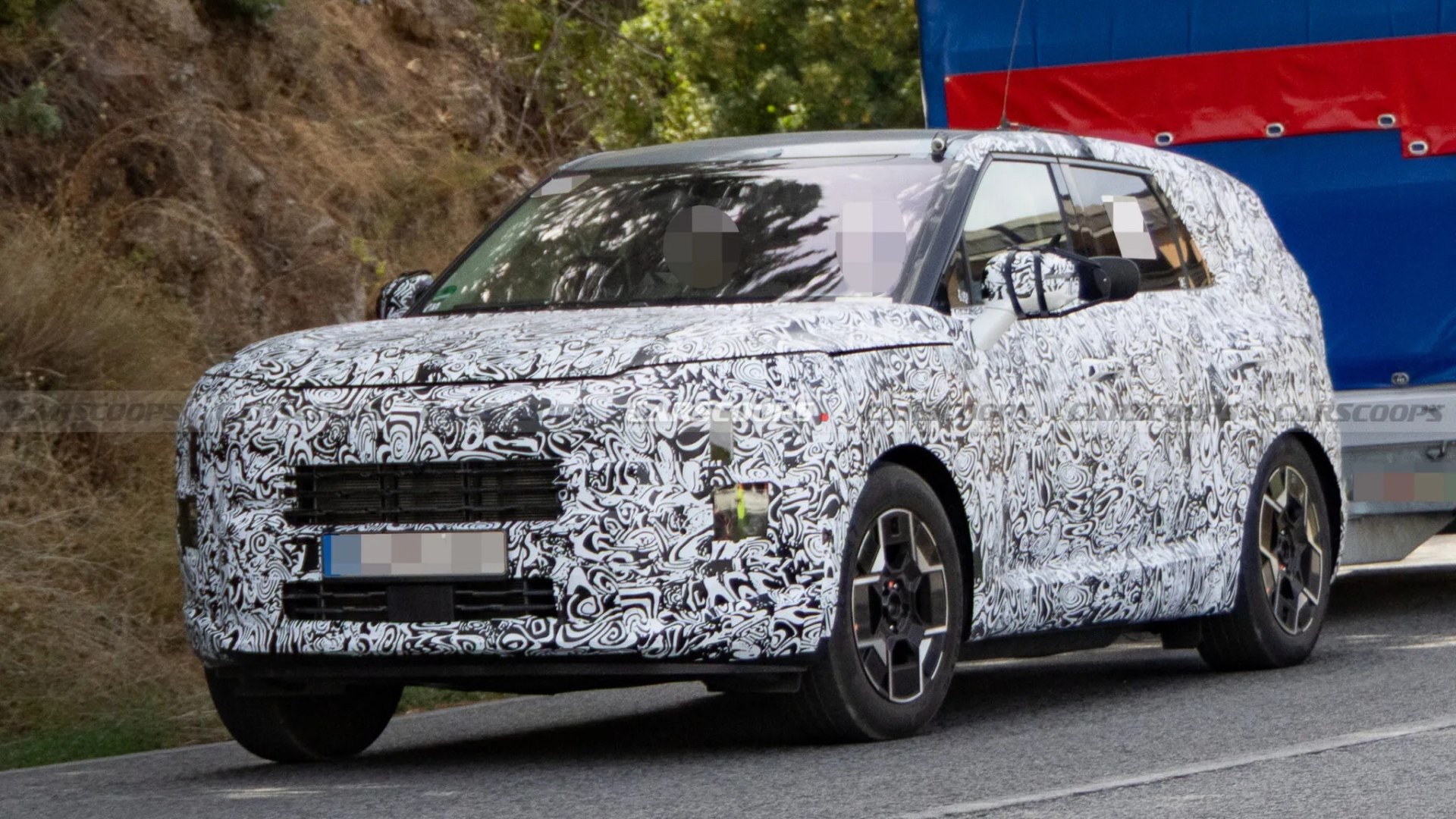 Nuove foto spia della KIA Sportage mostrano un design più squadrato e tecnologico, con dettagli come gruppi ottici e paraurti rinnovati