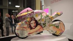 L’arte di Milo Manara cavalca le due ruote: presentata a Milano “KIMERA”