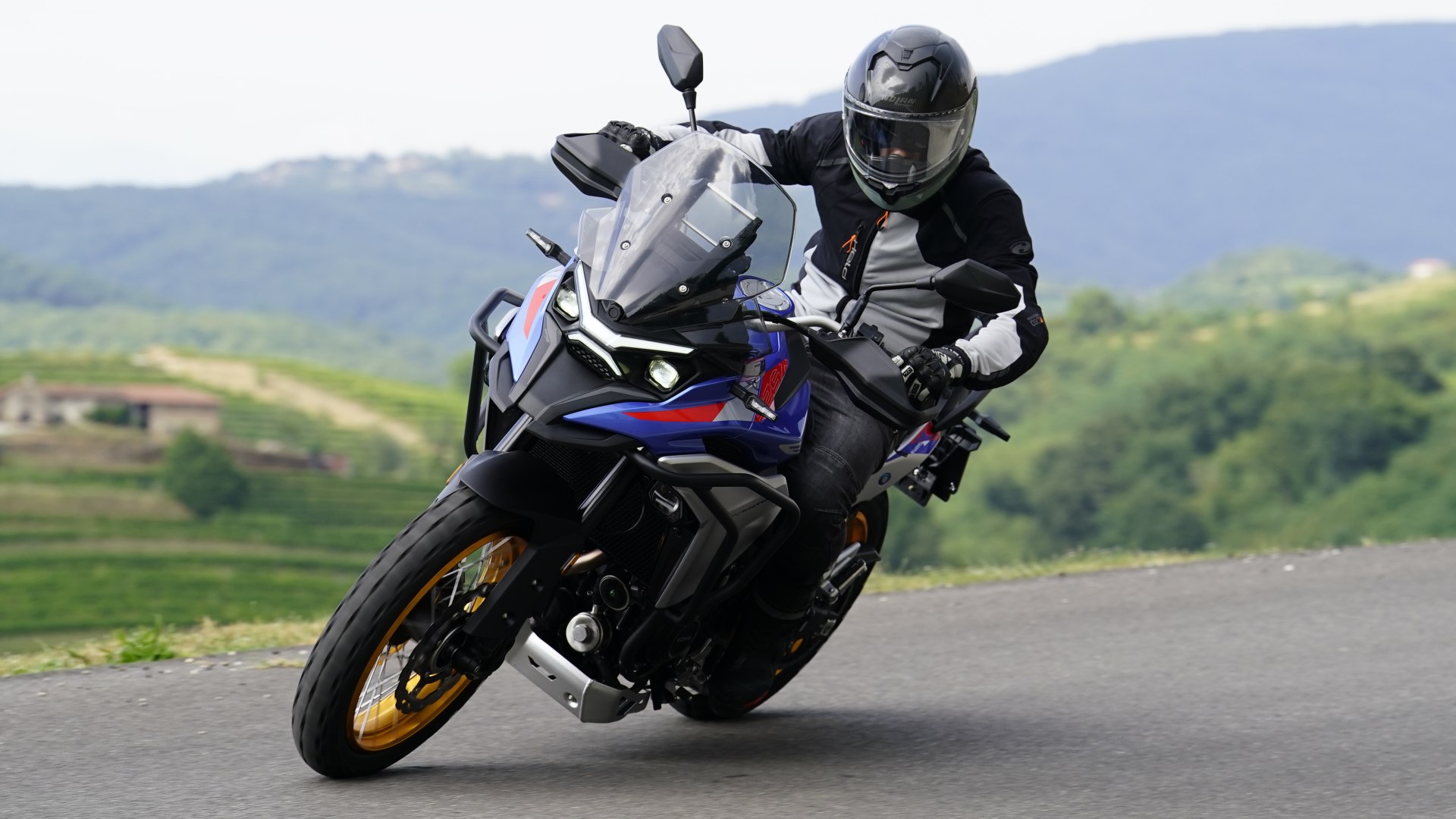 Due moto con motore simile ma destinazioni d'uso diverse: Voge Valico 625DSX e Kove 625X Pro si confrontano in termini di dotazione, peso e prezzo