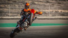 KTM 690 SMC-R 2026: caratteristiche, prezzo, data d'arrivo della motard