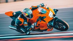 KTM 990 RC R 2026: com'è fatta, quanto costa, quando arriva