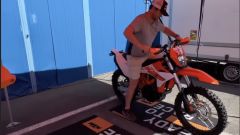 KTM 690 Enduro R 2026 in video con Matthias Walkner