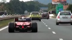 Virale: guidava una finta Ferrari F1 in autostrada, arrestato