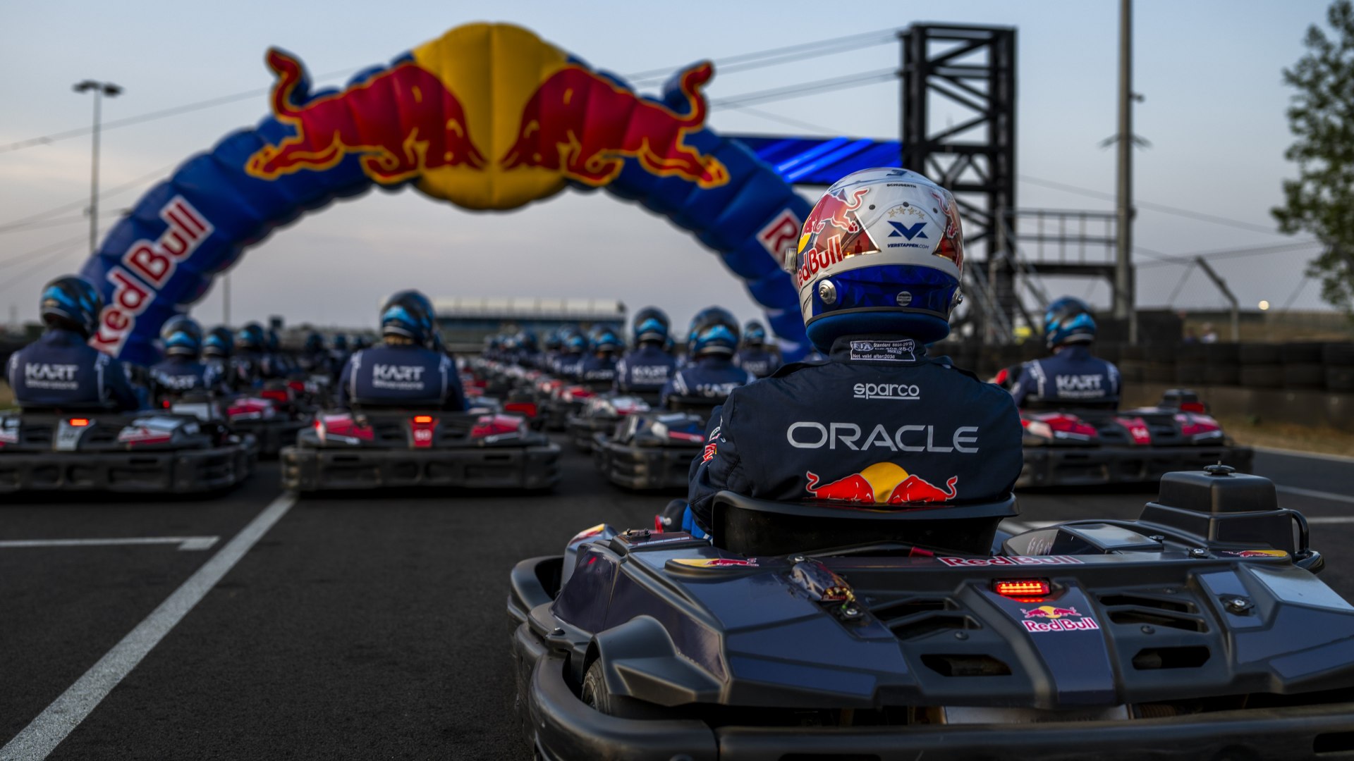 Max Verstappen sfida 100 avversari in un evento karting a Silverstone, trasmesso in diretta su Disney+ e ESPN, immagine di approfondimento
