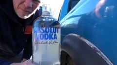 Vodka al posto della benzina nel pick-up: il video virale