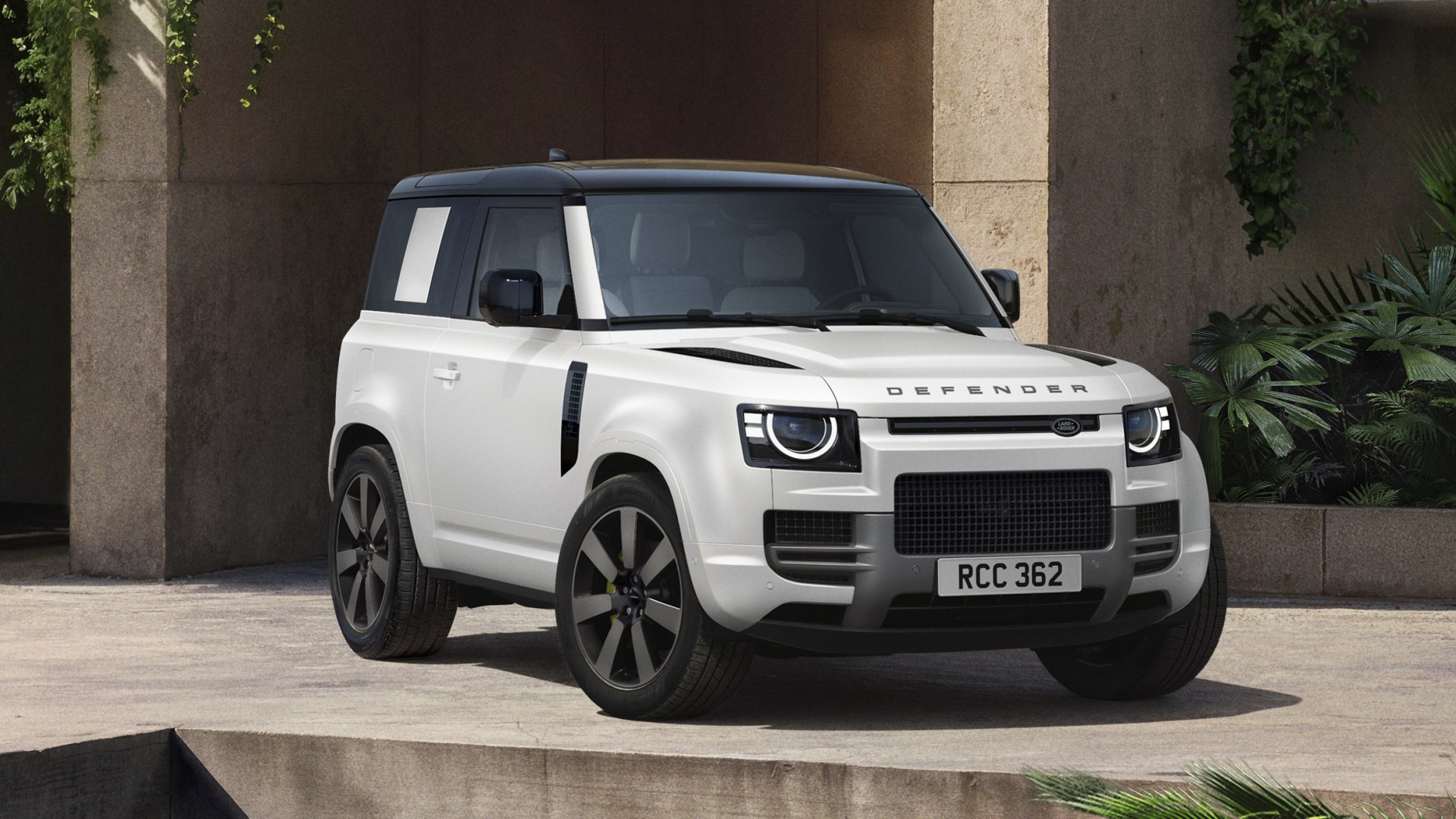 Land Rover Defender, rinvio di due anni per la versione elettrica e la nuova generazione a causa di pressioni economiche e tecnologiche