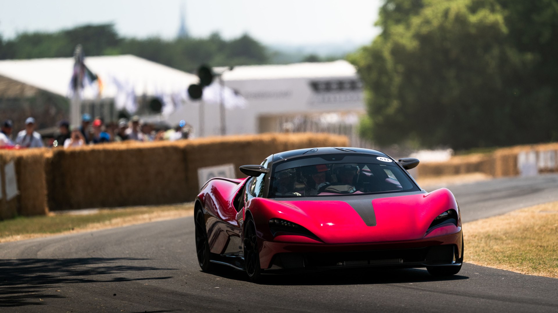 Lanzante 95-59 esposta a Monterey Car Week, tre posti ispirata alla McLaren F1, con aerodinamica e nuove opzioni