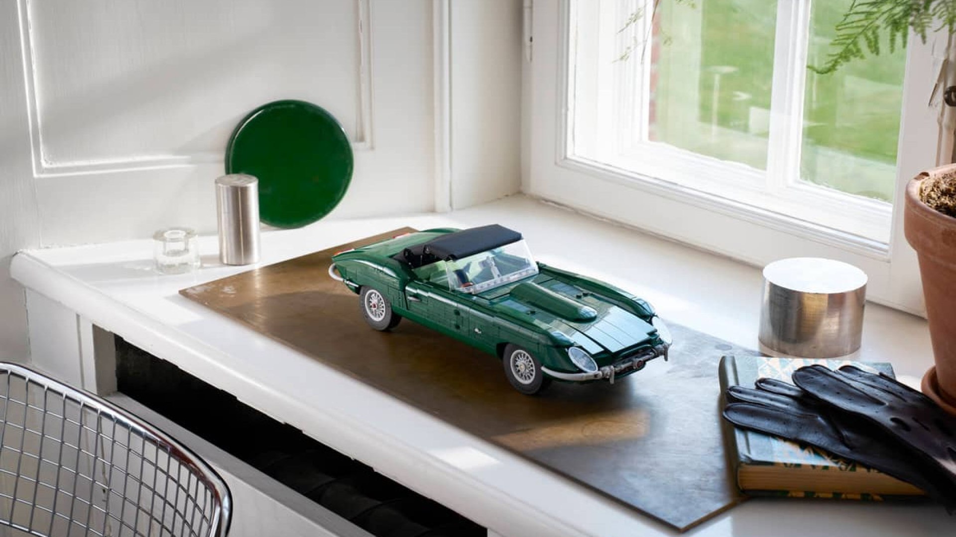Un modello LEGO in scala della Jaguar E-Type con dettagli inediti e componenti rari