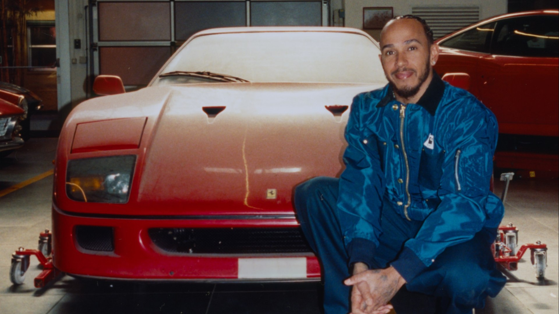 Lewis Hamilton mostra la sua Ferrari F40 restaurata dopo essere stata trovata in garage
