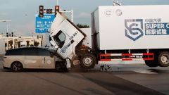 Video SUV Li Auto i8: crash test con camion, è polemica