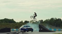 BMW M5 in drifting vs Billy Perry in bici: il video dello stunt