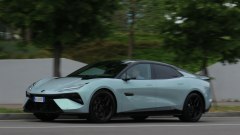 Lotus Emeya 600 Sport SE prova della berlina elettrica da 612 CV