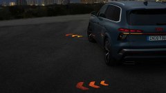 Luci di svolta proiettate sull'asfalto: il trick della nuova Audi Q7