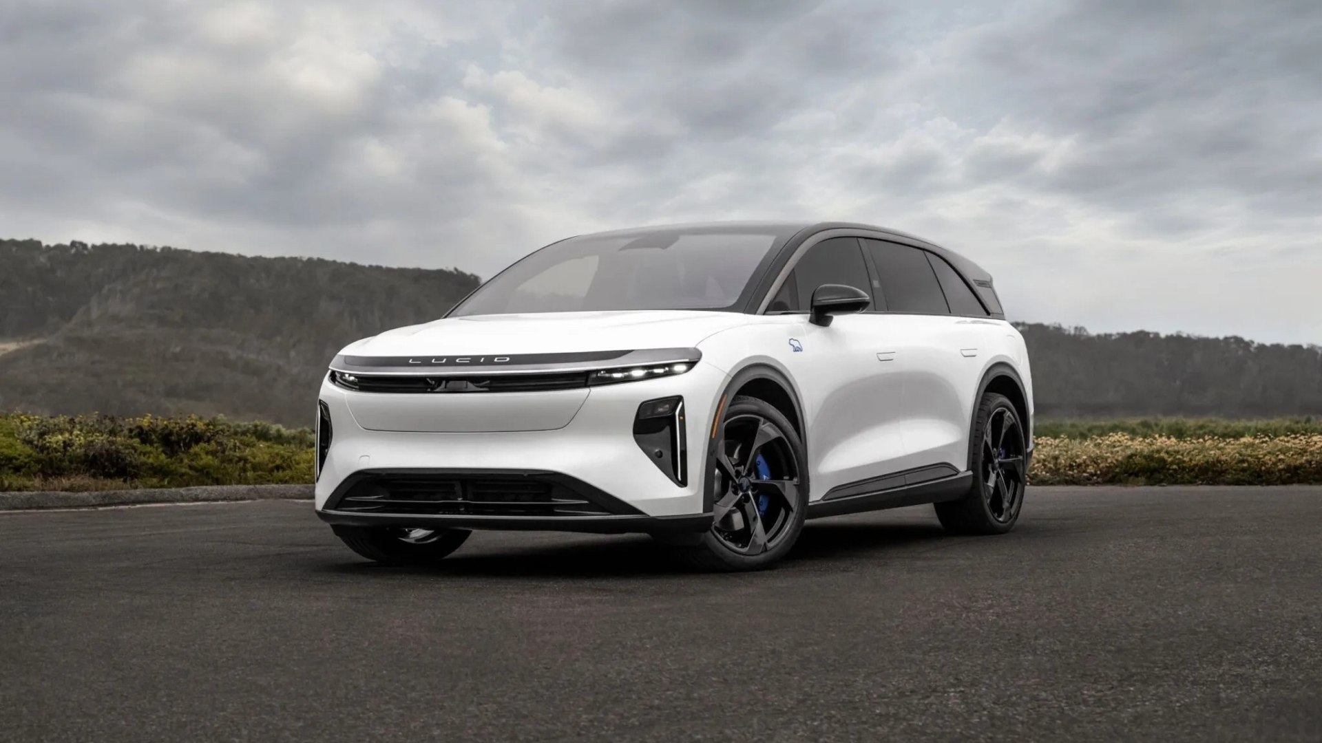 SUV elettrico Lucid Gravity GT-S con design sportivo e prestazioni da supercar, esposto a Monterey Car Week