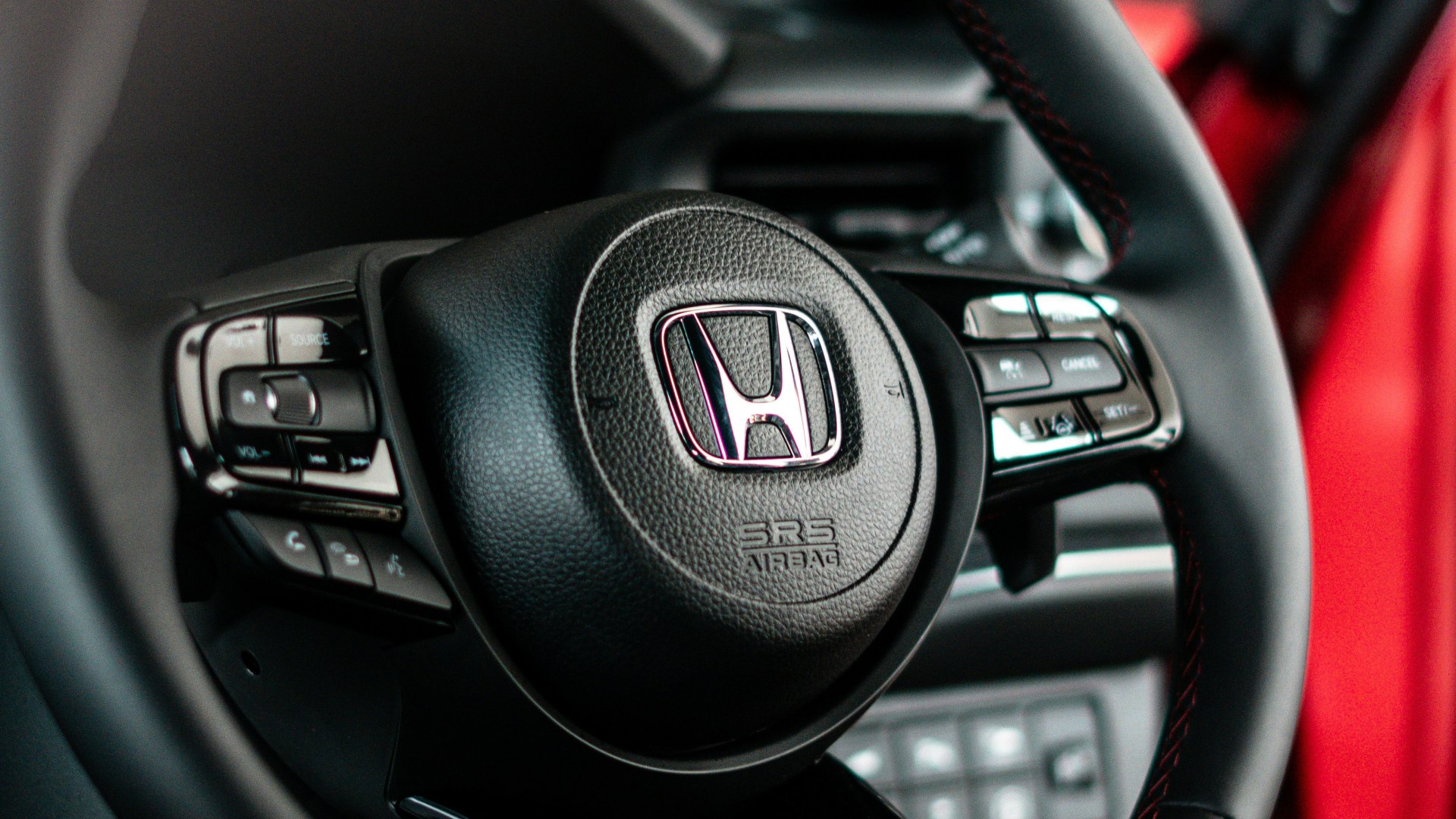 Tecnici Honda mostrano un sistema di rilevamento mani sul volante con algoritmo di correzione dinamica