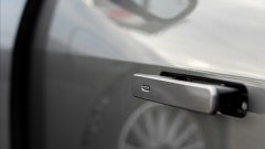 Maniglia elettronica bloccata? Ecco come uscire dall'auto