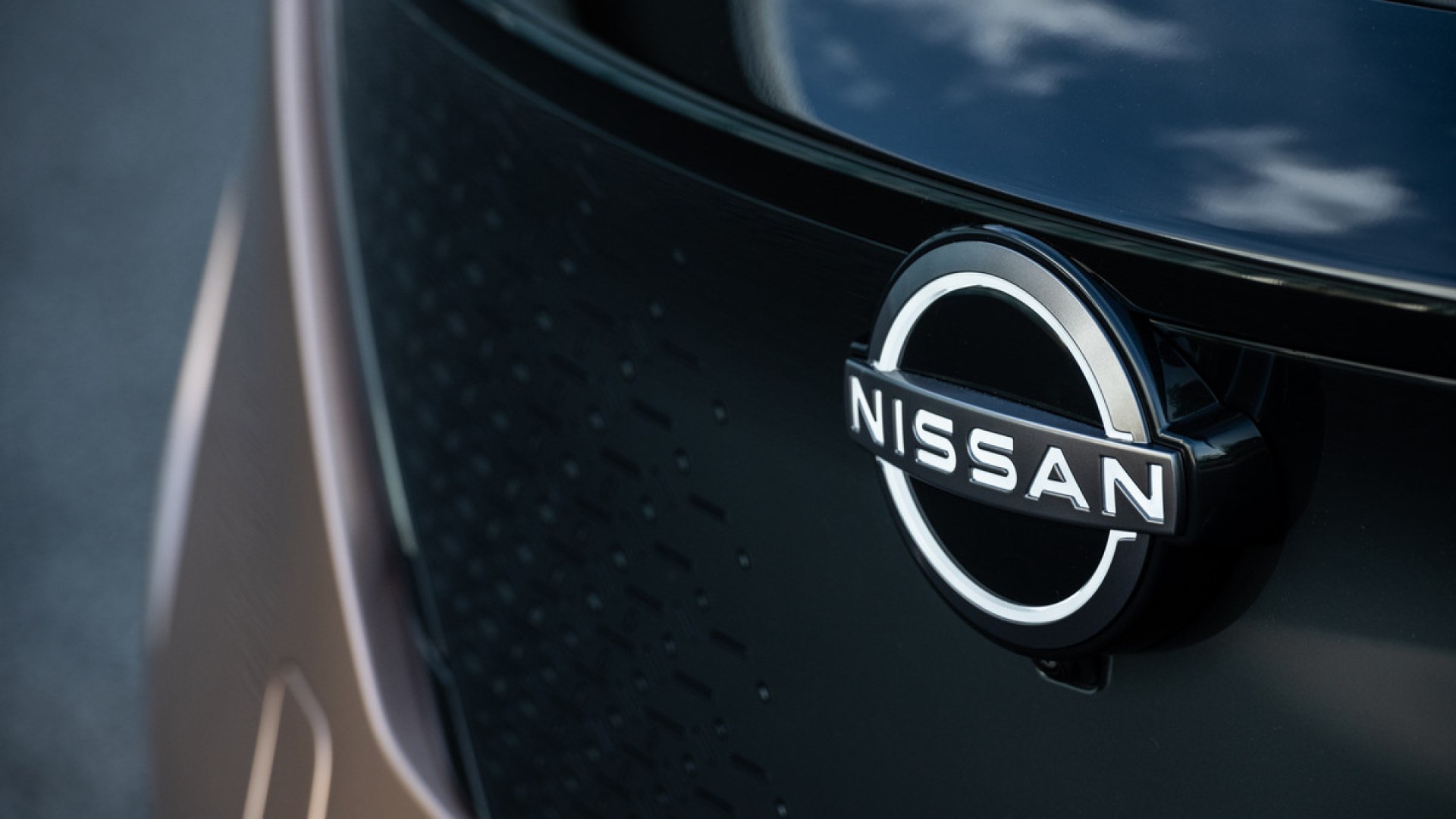Prototipo camuffato della Nissan Wave in strada, con design retrò ispirato alle Pike Cars degli anni Ottanta e Novanta