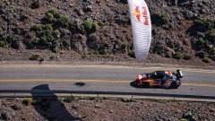 Mazda 3 da 1.400 CV vs paramotore: il nuovo video Red Bull da non perdere