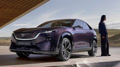 La nuova Mazda CX-6e può insultare pedoni e ciclisti al posto tuo (ma solo all'estero)