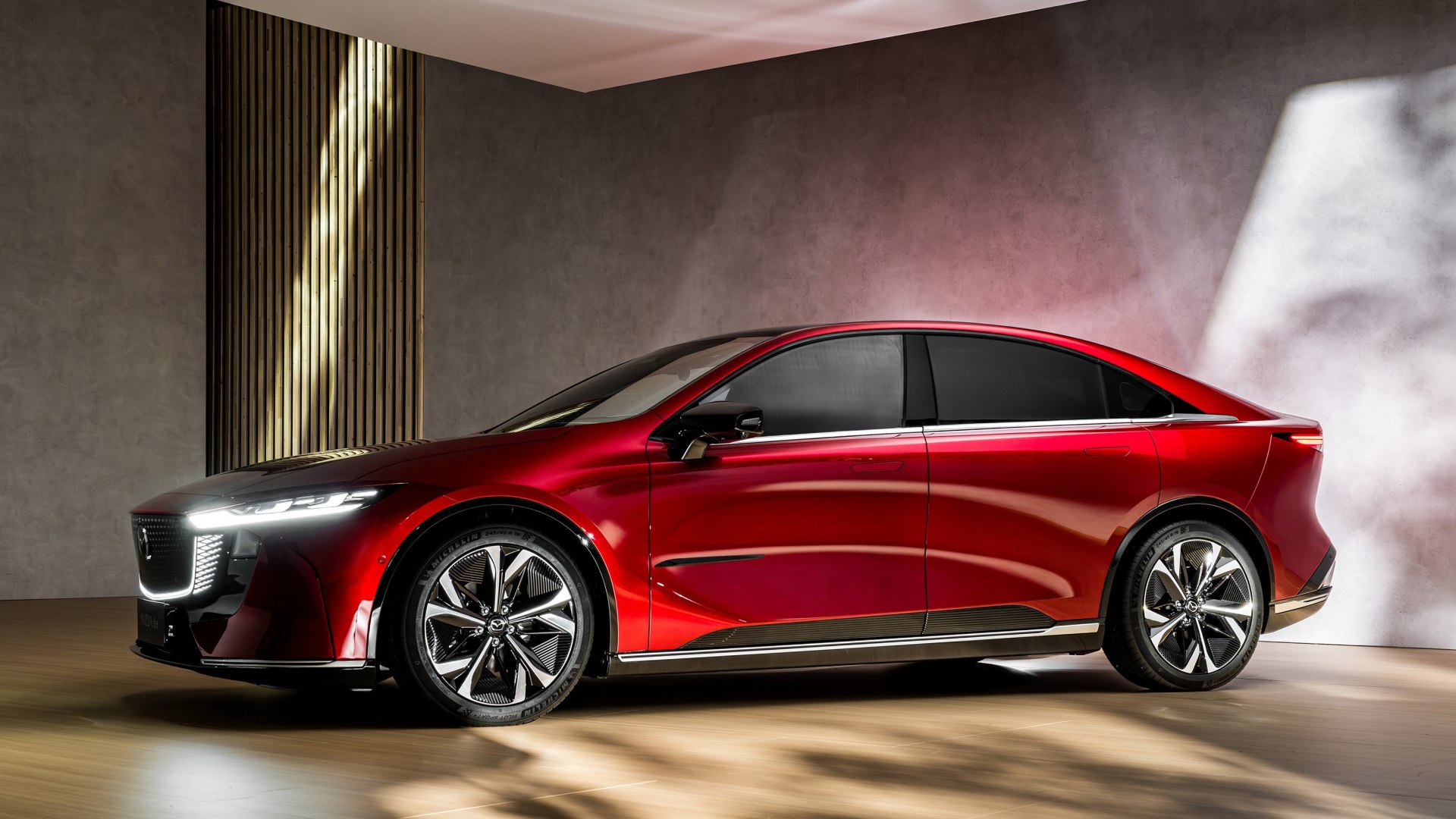 Mazda6e 2027 con batteria da 78 kWh, sistema di navigazione migliorato e funzionalità di ricarica ottimizzate