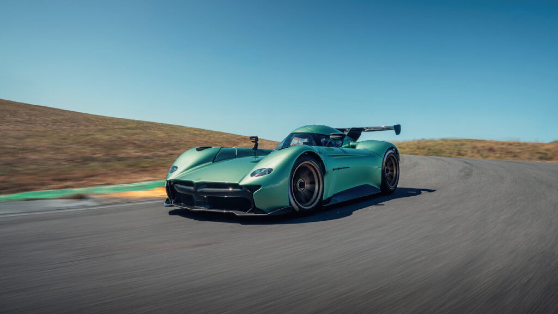 Supercar elettrica McMurtry Spéirling PURE con tecnologia aerodinamica innovativa in mostra a Monterey