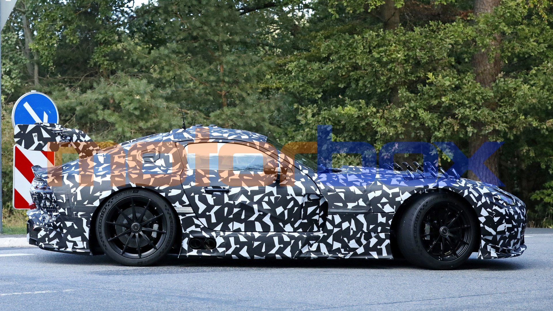 Prototipo Mercedes-AMG GT Black Series con pinna stabilizzatrice e dettagli da corsa al Nürburgring