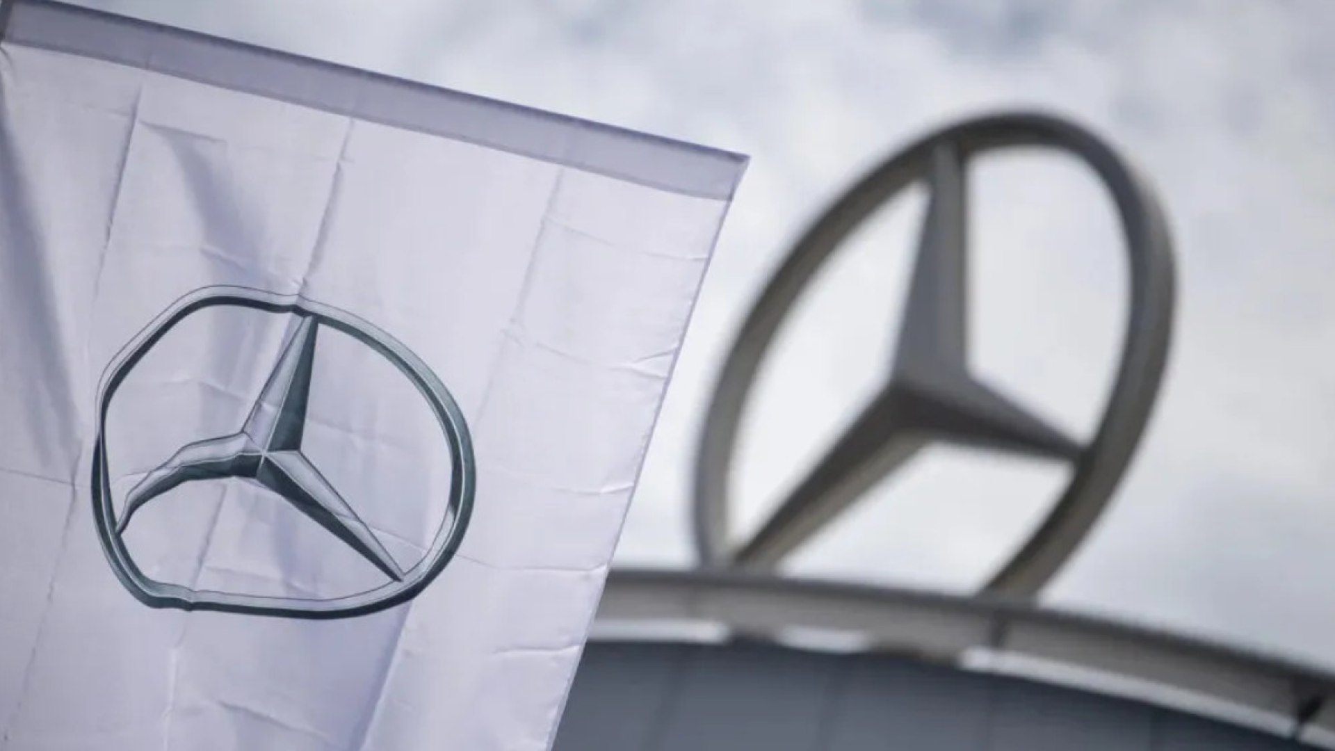 Mercedes-Benz riduce le previsioni per il 2026 a causa della crisi cinese, con un calo del fatturato e dell'utile operativo
